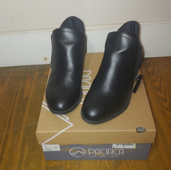 Pacifica | LIKE NEW IN BOX Black Zip Up Ankle Booties - Picture 3 of 5